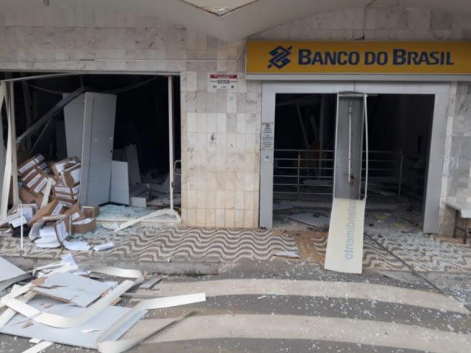 As investigações apontaram que bando roubou um Nissan Versa em Ipatinga, e foi a São João do Oriente explodir agência bancária; mas ação terminou em troca de tiro com a PM e a posterior prisão dos suspeitos 