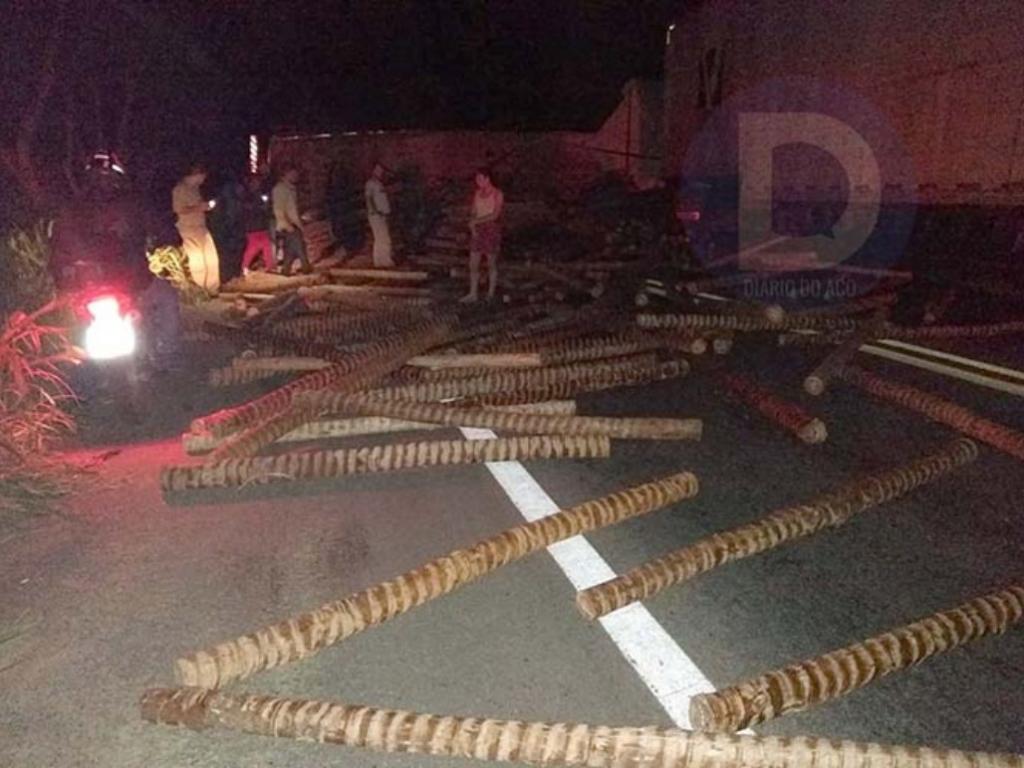 Carga de eucalipto ficou espalhada na pista, interditada durante quatro horas, na madrugada de hoje 