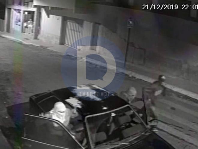 Câmera de segurança filmou os autores no Ford Escort de Ipatinga