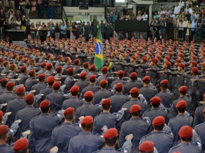 A lei explicita que o efetivo dos postos e graduações previstos nos anexos da lei poderá ser aumentado ou diminuído em até 50%
