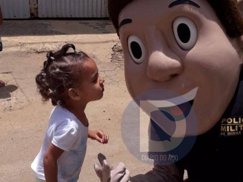 Os PMs entregaram presentes para crianças em bairros de Timóteo
