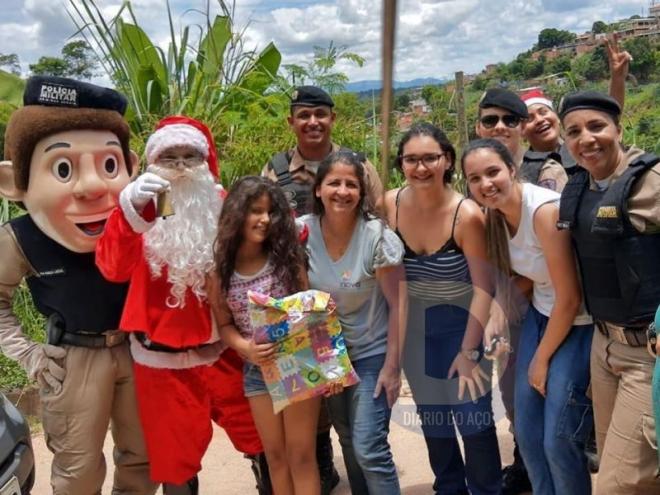 O Papai Noel participou do evento junto com os policiais e o mascote PM Legal participaram do evento acompanhados do 