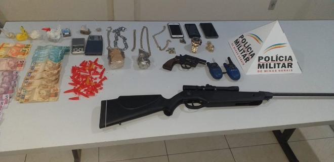 Policiais militares cercaram casa na rua Sete Cascas, prenderam dois e recolheram esses materiais 