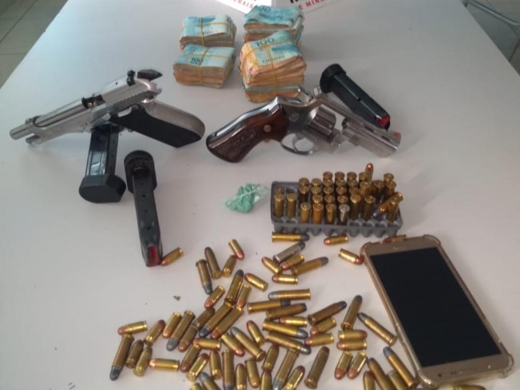 Duas armas, munição, dinheiro e celular foram apreendidos em operação policial em Timóteo 