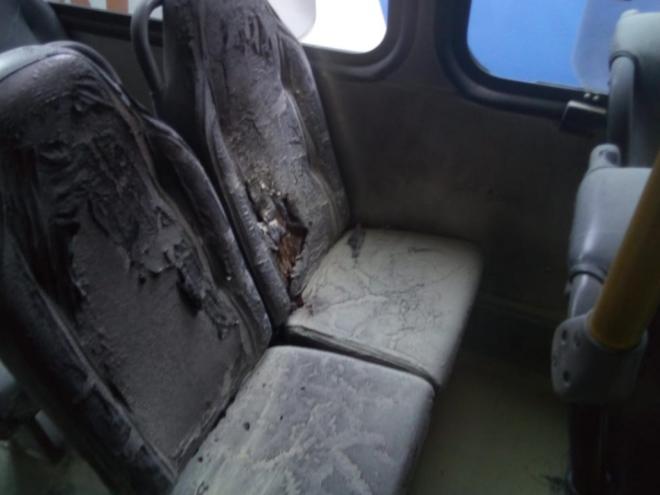 Poltronas queimadas após ação dos bandidos