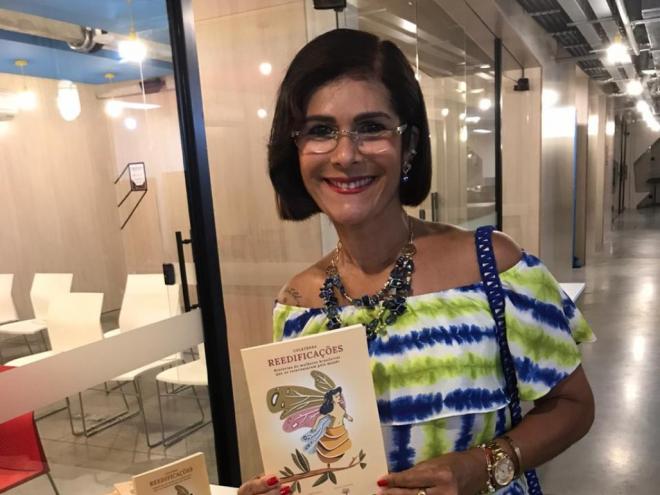 Foi diante da dificuldade de conseguir dar a volta por cima, após não conseguir emprego, que a brasileira Farah Serra, radicada na Itália há oito anos, criou a coletânea Reedificações