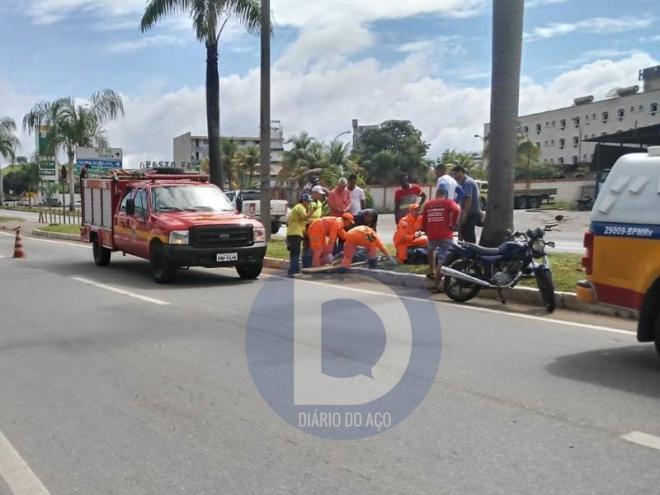 O menino é atendido pelo Corpo de Bombeiros antes de ser encaminhado ao HMC
