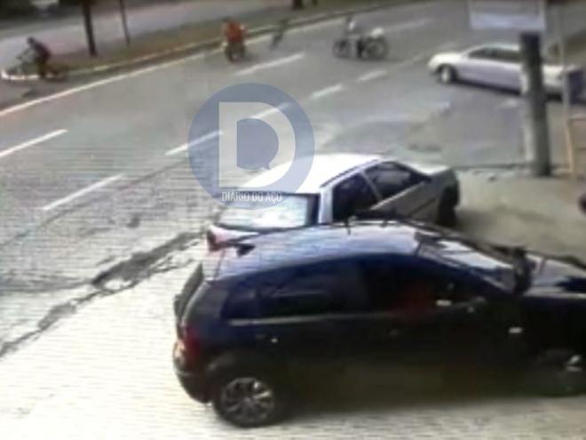 O momento que a moto atingiu a criança na rodovia