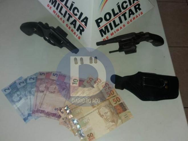 Os dois revólveres apreendidos pela PM depois de abordar um carro de aplicativo