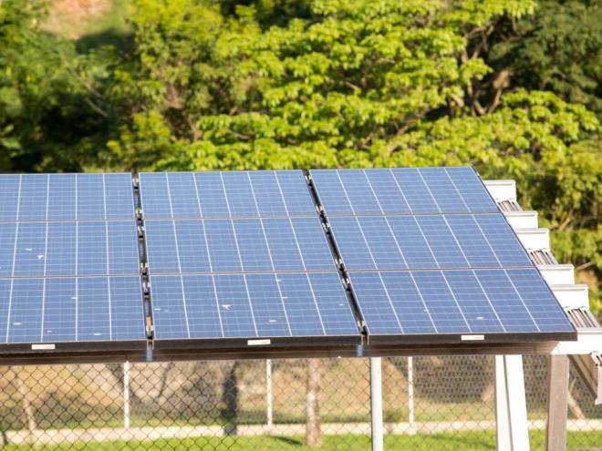 Medida atingiria quem já investiu e quem pretende investir em geração própria de energia solar, governo afirma que intenção não é sua e passa a responsabilidade para agência reguladora  