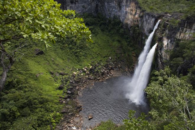 Do alto de 120 metros, o Rio Preto se precipita em uma cachoeira espetacular. É de perder o fôlego
