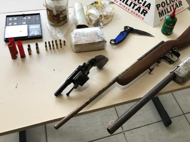 Materiais apreendidos em residências no bairro John Kennedy, Timóteo 