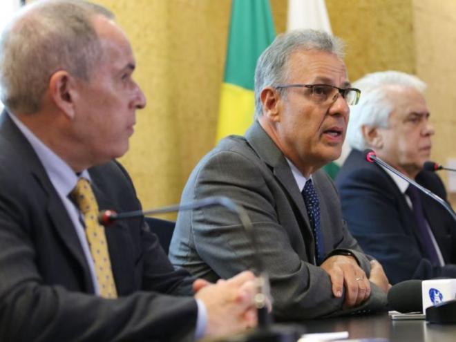 O diretor geral da ANP, Décio Oddone, o ministro das Minas e Energia, Bento Albuquerque, e o presidente da Pretrobrás, Roberto Castello Branco, durante coletiva no MME
