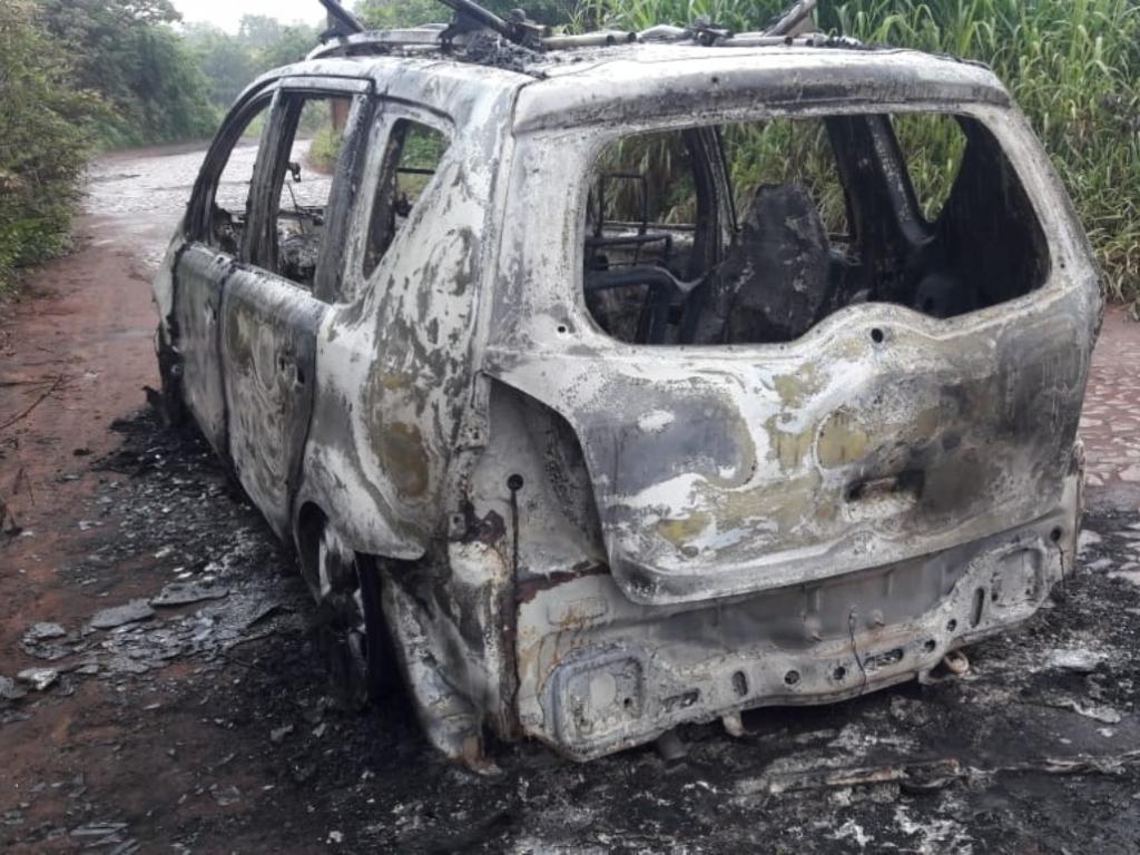 Veículo do casal foi encontrado incendiado em uma estrada rural 