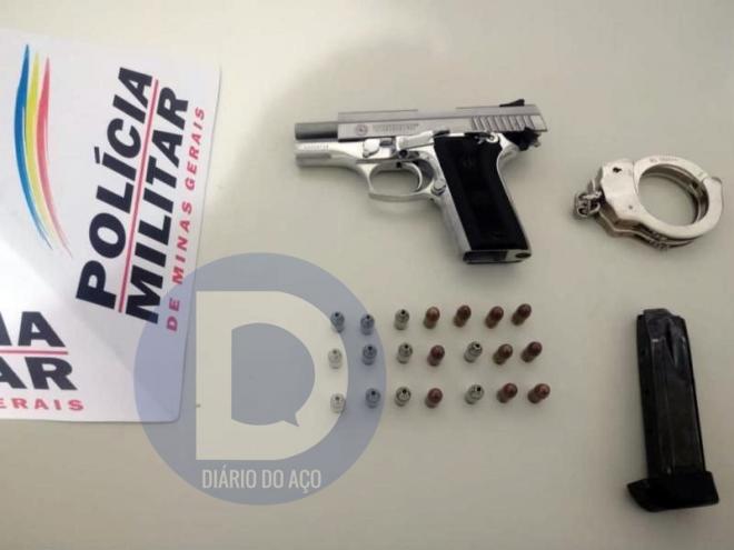 A pistola de calibre 380 foi apreendida pelos PMs com munição e um par de algemas