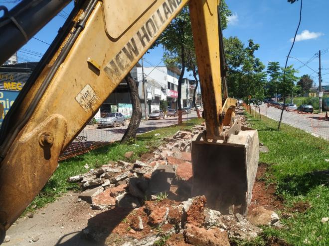 Piso em concreto já está sendo removido para ser substituído por asfalto 