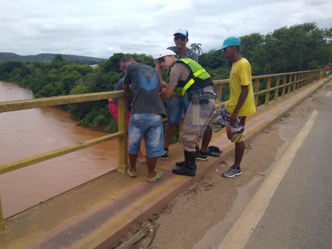Policiais e populares que passavam pela rodovia e viram a tentativa de suicídio convenceram o homem a sair da beira da ponte 