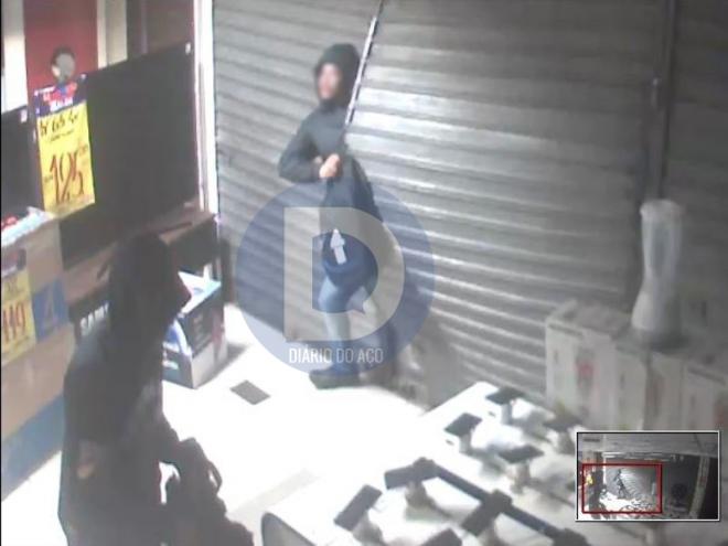 O flagrante dos autores invadindo a loja no Centro de Ipatinga