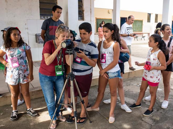 As crianças têm diferentes oportunidades de aprendizado nas oficinas