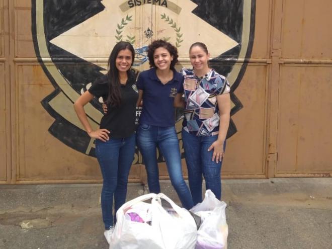 Ao centro, Larissa Teixeira com representantes do Ceresp, após ação no Centro de Remanejamento 