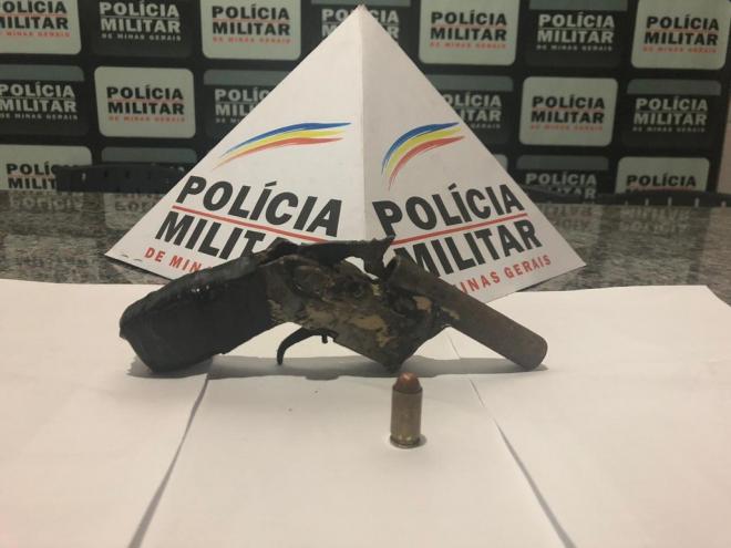 Arma foi encontrada dentro de cano de esgoto 