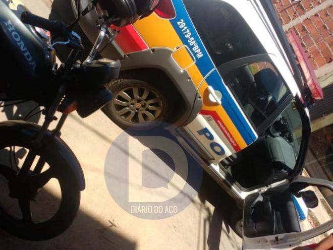 Os policiais militares no local do crime na manhã desta sexta-feira