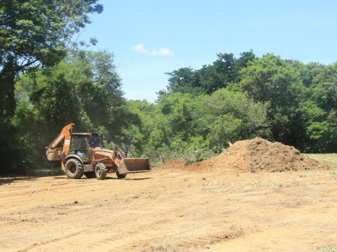 Máquinas trabalham no terreno que receberá a UBS do Jardim Panorama
