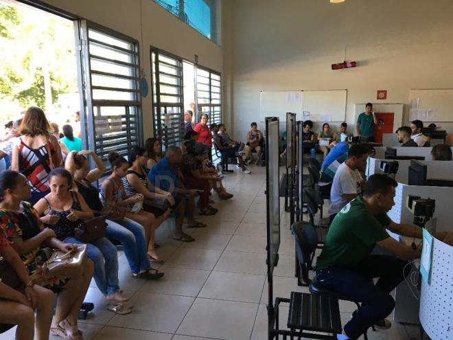 Atendimento no cartório tem recebido grande número de eleitores, como neste registro de sexta-feira (10)