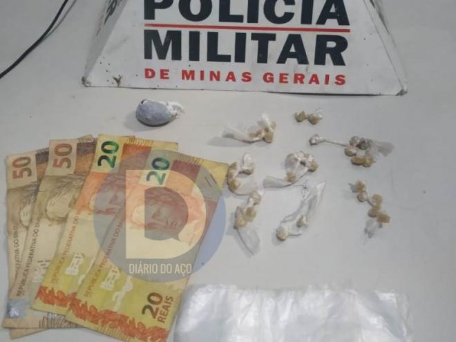 As pedras de crack e a maconha apreendidas pelos policiais