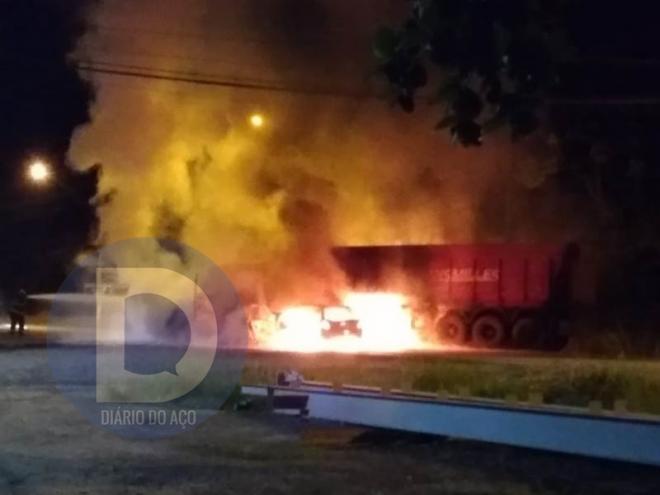 Os bombeiros trabalharam para apagar o incêndio nos veículos acidentados