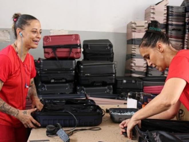 Entre as tarefas desenvolvidas na linha de produção, estão montagem, colagem e costura