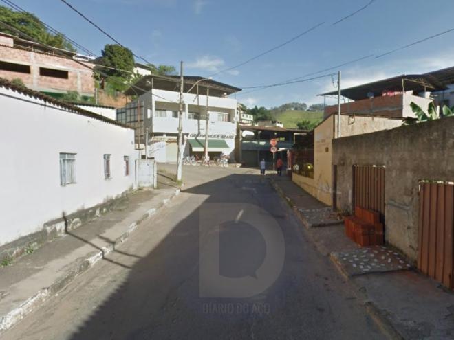 A vítima foi esfaqueada na rua Malva, no bairro Bom Jardim, em Ipatinga