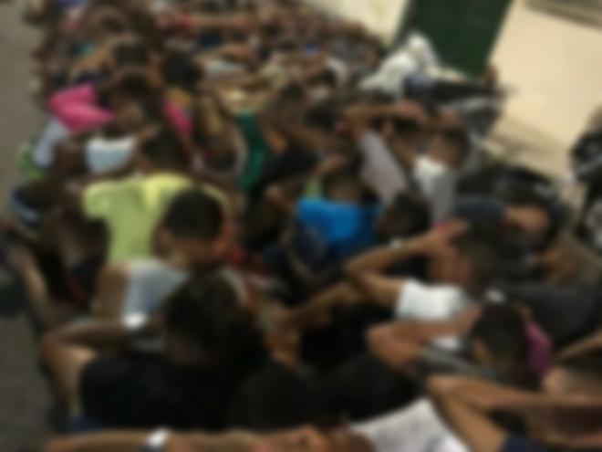 Os policiais militares revistaram dezenas de pessoas que estavam no bar