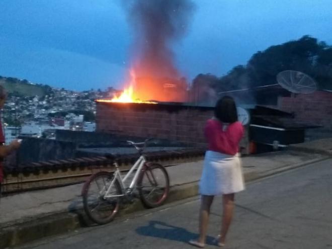 Foram utilizados, aproximadamente, 1.500 litros de água para apagar o incêndio