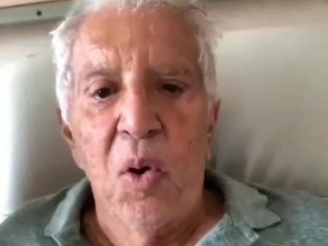 Em vídeos publicados em suas páginas de mídias sociais no domingo (12), Carlos contou que o problema teve início após consumir um iogurte estragado