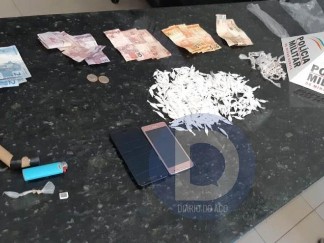 Mais de 400 papelotes de cocaína e mais de 100 pedras de crack apreendidos