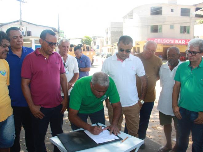 Ladeado por moradores, vereadores da base de governo e várias outras lideranças, o prefeito assinou a ordem de serviço nesta segunda-feira