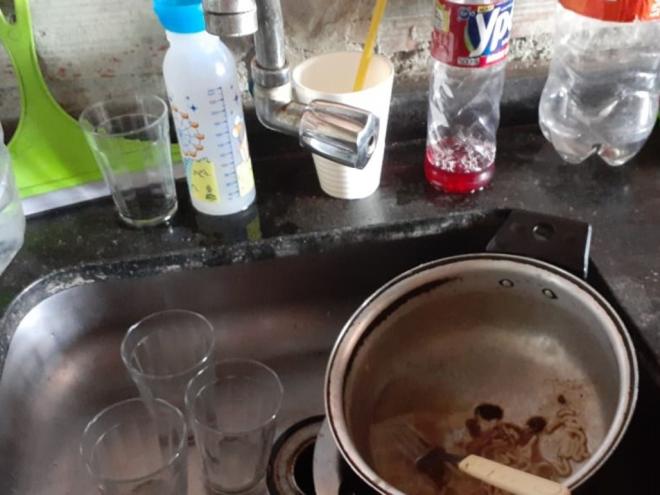 Com a falta de água nas residências, moradores enfrentam dificuldades, dentre elas, lavar a louça 