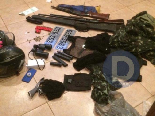 Em casa usada como 'quartel do crime', policiais militares recolheram armas, munição, roupas camufladas e outros produtos 