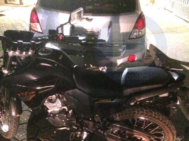Yamaha Lander e Chevrolet Captiva eram roubadas e foram encontradas em 'quartel do crime', em Coronel Fabriciano 