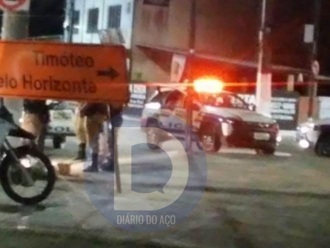 Os policiais militares fizeram um cerco e abordaram dois em uma moto roubada
