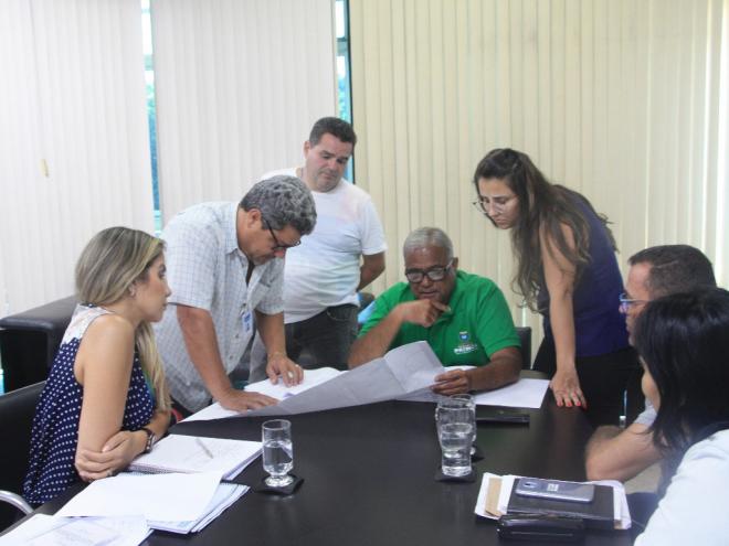 Governo municipal discute com companhia de saneamento alternativa para atender população 