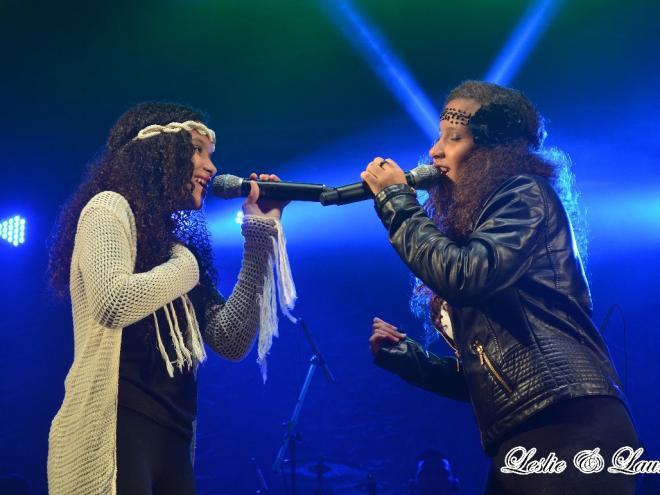 Leslie e Laurie começaram a cantar juntas em 2008