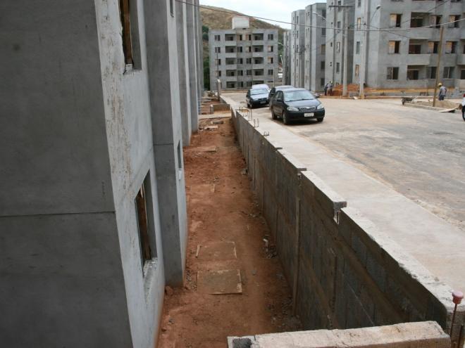 Iniciadas em 2014, as obras foram suspensas em fevereiro de 2017, em função de irregularidades constatadas pela instituição de crédito