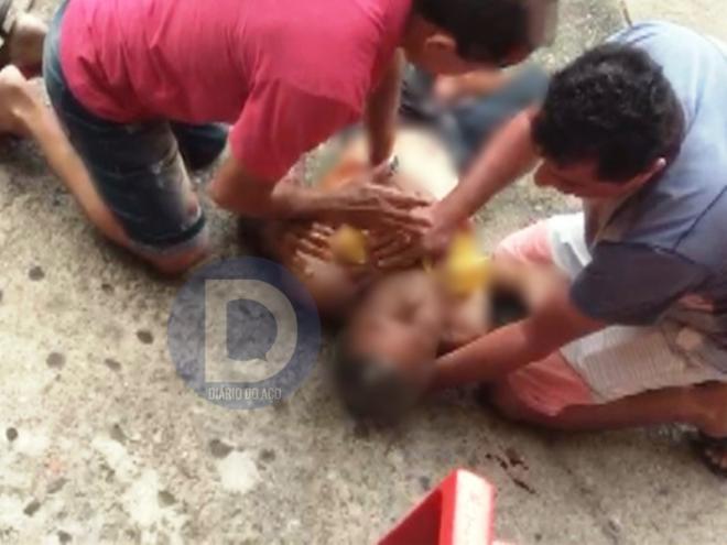A vítima esfaqueada é amparada por populares antes de ser encaminhada ao hospital