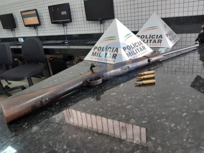 Fuzil, de calibre com uso restrito das forças armadas estava na posse de um jovem de 19 anos, em Caratinga 