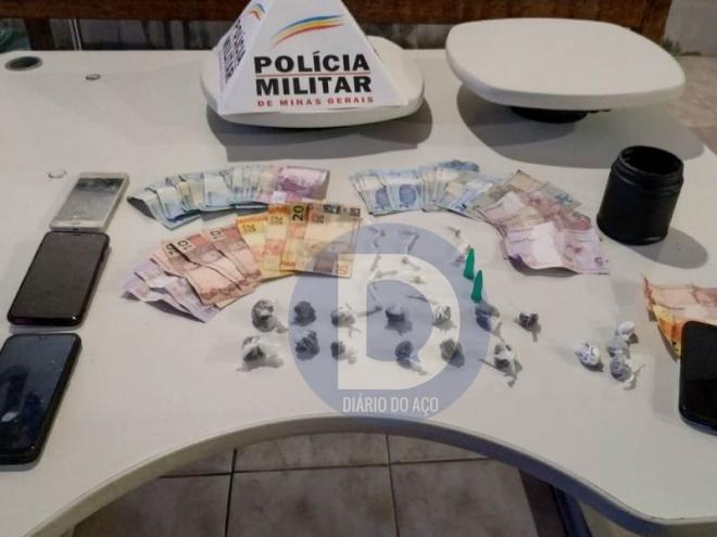 Os policiais apreenderam um pote no Morada do Vale com maconha, cocaína e crack