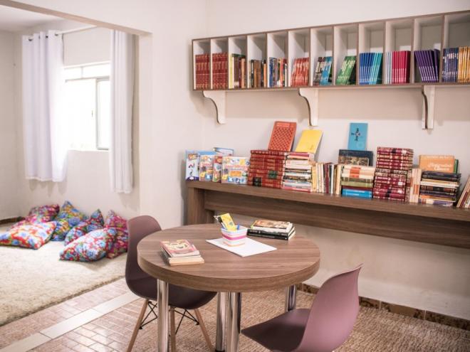 Ao todo, o acervo da biblioteca comunitária conta com 550 exemplares 