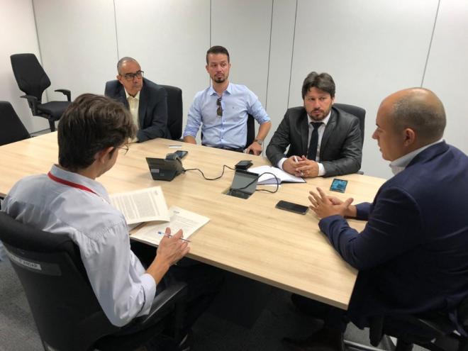 Prefeito esteve reunido com representantes da Secretaria e da Agência para tratar sobre a cobrança da taxa de esgoto na cidade