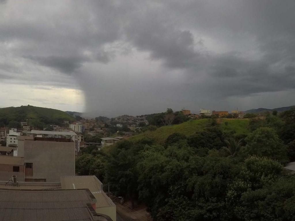 Apenas parte da cidade recebeu a chuva na manhã dessa sexta-feira 
